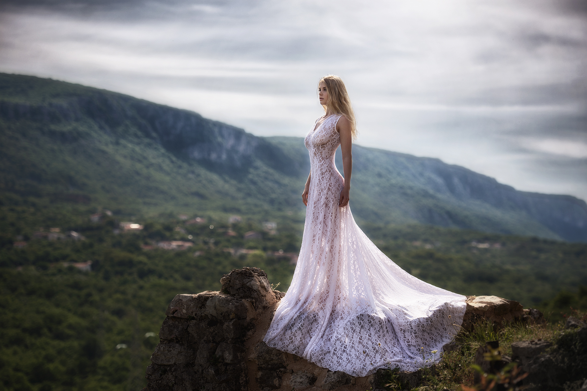 В белом платьице буду тратиться девочка. Miki Macovei фотограф. Девушка в платье красивая. Красивые платья для девушек длинные. Девушка в длинном платье.